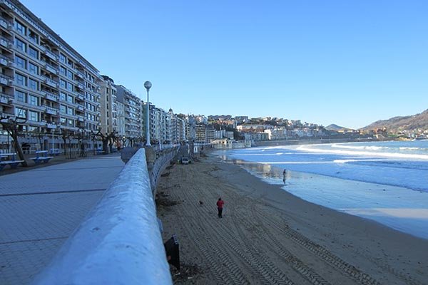 la barandilla de la concha de donostia san sebastián es el protagonista en la bahía