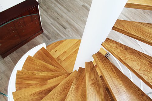 peldanos_de_madera_de_roble_en_escaleras_de_caracol_helicoidales.jpg