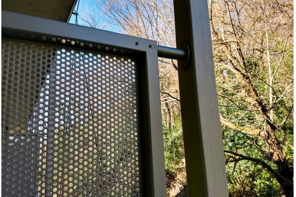 Perfil metalico de los separadores metalicos del albergue de uba de san sebastian, con la chapa perforada de 8 mm de diametro. separadores semiocultos