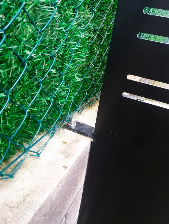 Cierre metálico de diseño personalizado con letras “LUR ARTEA”