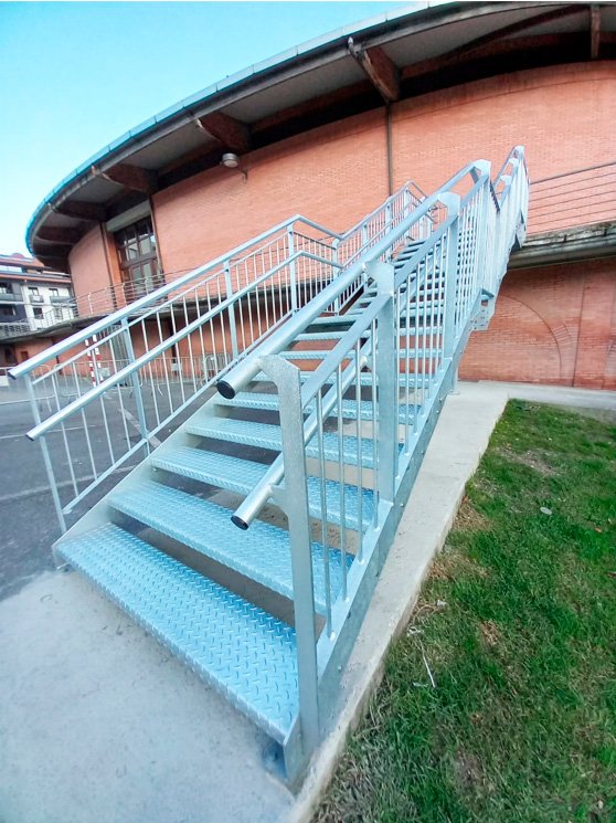 polideportivo_de_orio_bpxport_escalera_de_acero_galvanizada.jpg
