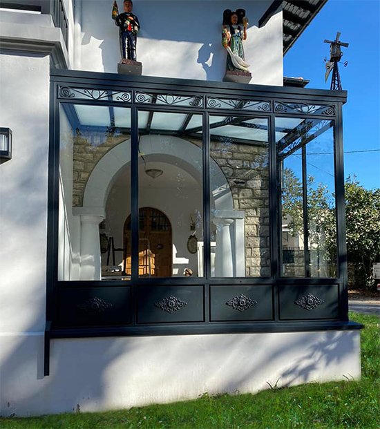 portico_de_cristal_y_metal_con_elementos_decorativos_en_bayona_de_ibarkalde.jpg