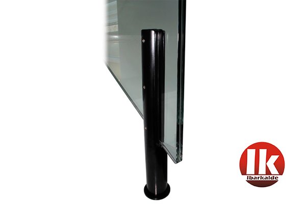 soporte de acero para alojamiento de barandilla de vidrio, creación de ibarkalde sl, empresa especialista en la fabricación de accesorios para barandilla de vidrio. Poste en acero al carbono, ideal para ahorrar en costes y agilizar el trabajo de los cristaleros