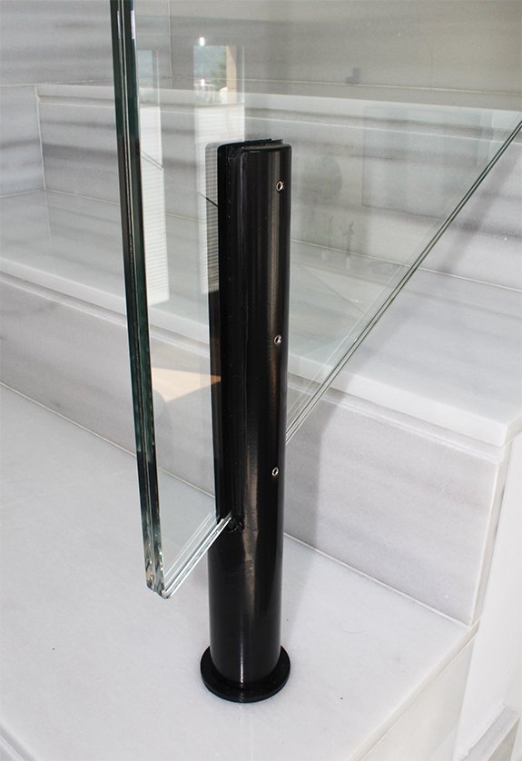 postes y soportes para colocar barandillas de vidrio de 8+8 en el suelo. busco accesorios para colocar barandillas elegantes y resistentes y sin tener que taladrar el vidrio o el cristal.