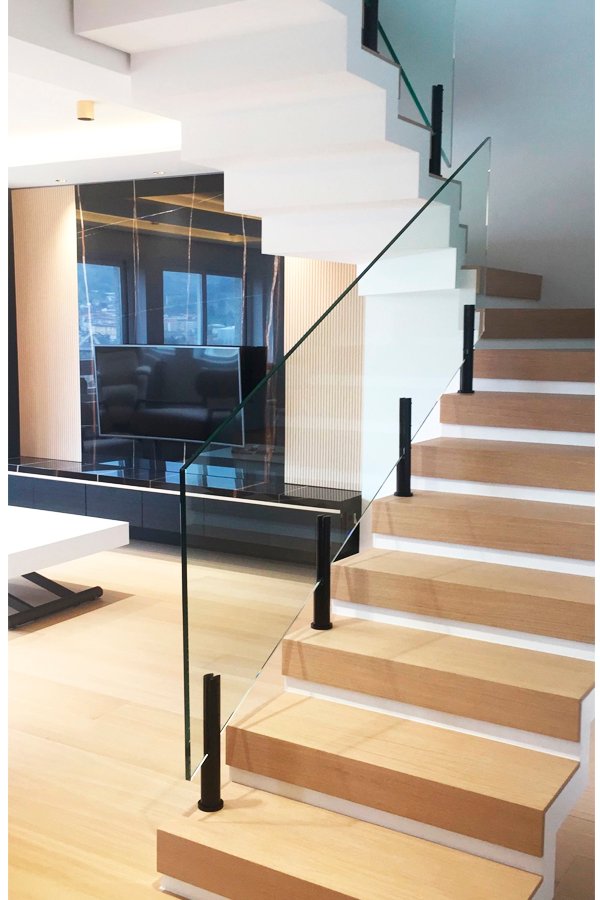 venta de postes metalicos en acero al carbono para alojamiento de barandilla de vidrio. Postes elegantes y resistentes