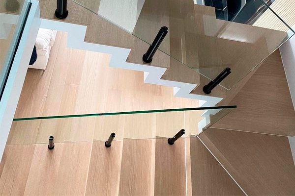 Accesorios de hierro para colocar barandillas de vidrio y cristal. Accesorios de fácil instalación con tornillería