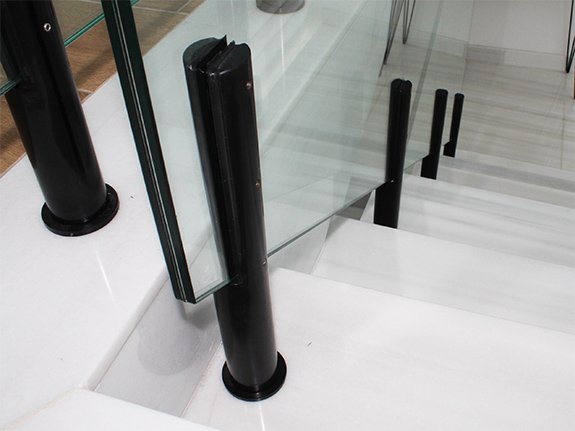 Postes de acero para alojar barandillas de vidrio que se puedan pintar. Ibarkalde vende este soporte que puede ser pintado en ral negro, ral gris o ral blanco. Totalmente a medida del cliente para crear ambientes elegantes y resistentes en barandillas de vidrio