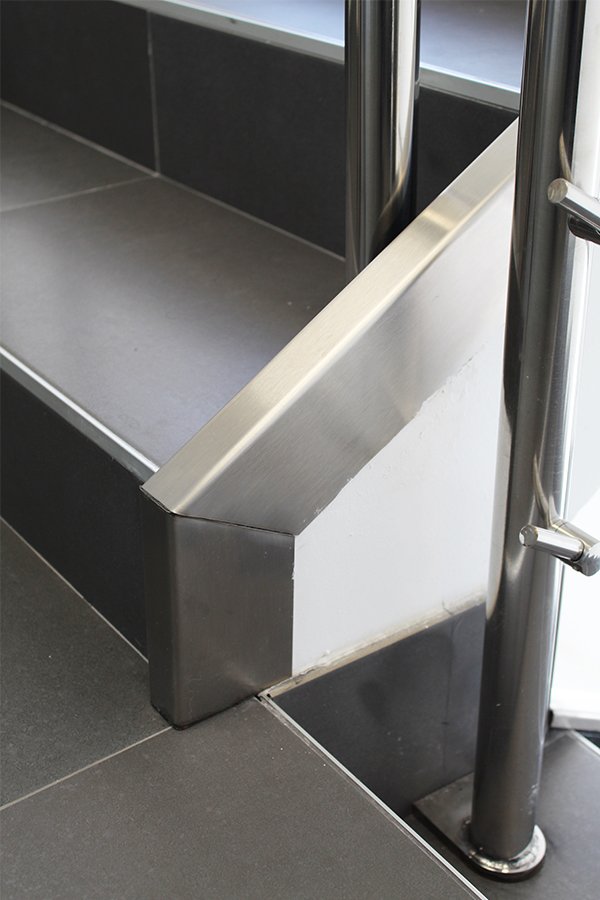 herreria especializada en barandillas de acero inoxidable Aisi 304 en gipuzkoa, con remates en el suelo