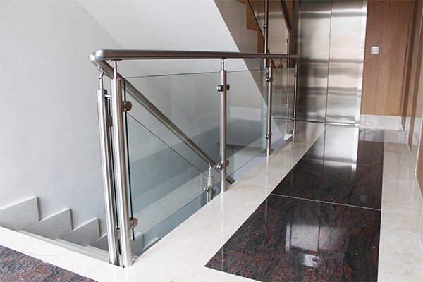 Barandilla de acero inoxidable AISI 304 pulido mate y vidrio para comunidad de propietarios de Ordizia.