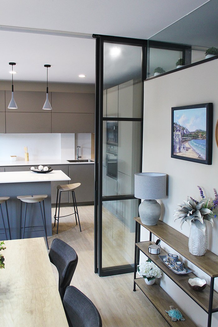 puerta_corredera_de_acero_y_vidrio_separador_cocina_y_salon_donostia.jpg