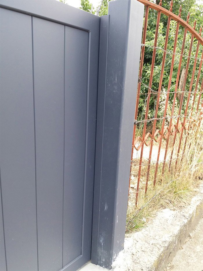 Puerta de aluminio corredera y automatizada.