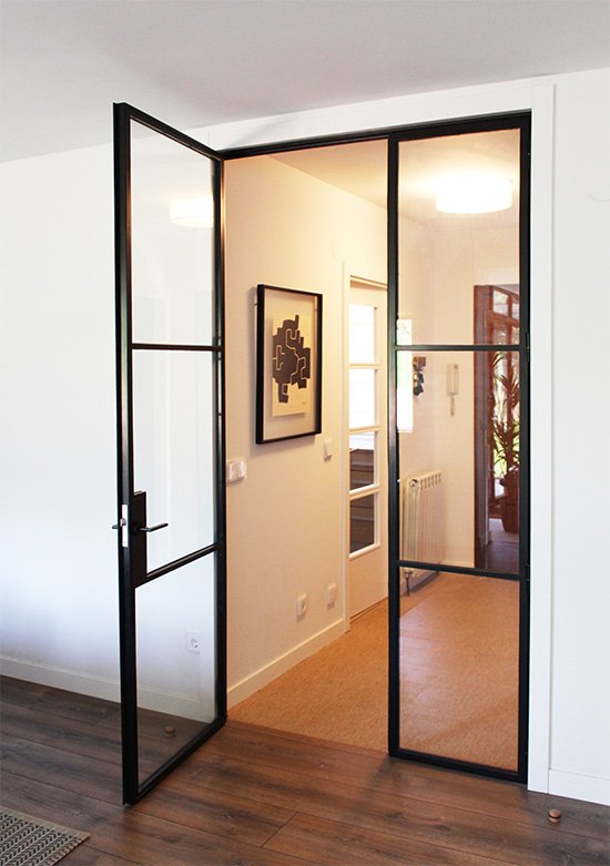 espcialistas en puertas de acero y vidrio para permitir el paso de la luz