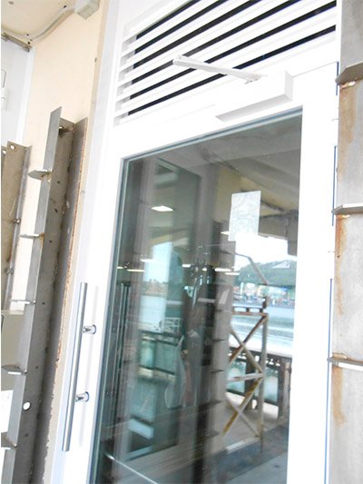 puerta de salida con barra antipanico en la perla de san sebastian donostia