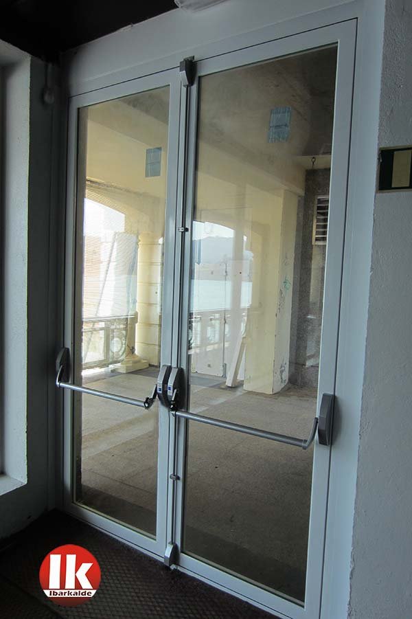 Puerta de salida de emergencia en Donostia-San Sebastián: de dos hojas y con perfil Jansen