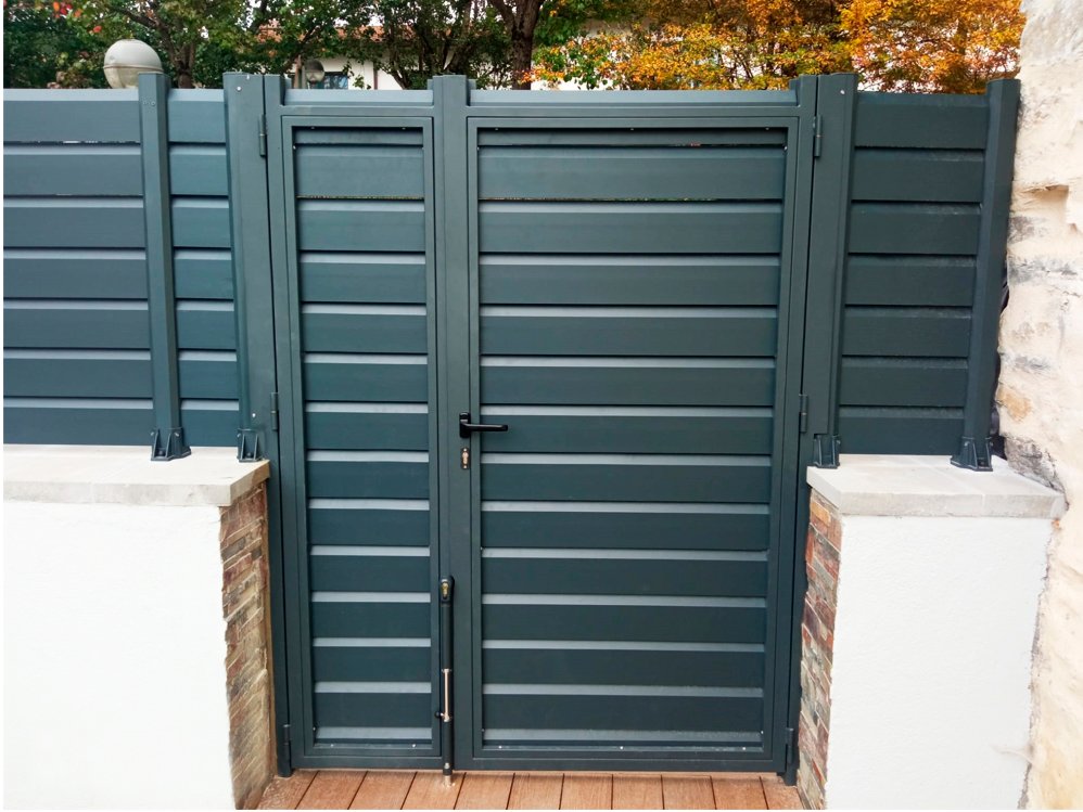 puerta_eleganta_con_lamas_para_cerramiento_de_parcela_en_tolosa_segura.jpg