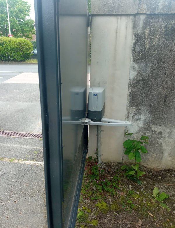 Puerta metálica de dos hojas motorizada