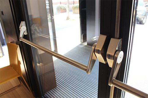 puertas_con_cerradura_antipanico_en_la_entrada_de_tabakalera_santander.jpg