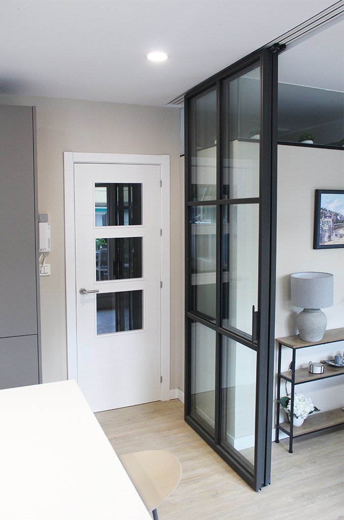 puertas_correderas_de_acero_y_vidrio_separador_industrial_de_salon_y_cocina.jpg