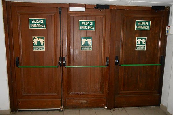 puertas de emergencia en san sebastian donostia con cerradura antipanicos