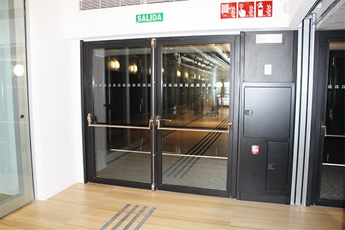 puertas_de_salida_de_emergencia_con_cerradura_antipanico_en_tabakalera_santander.jpg
