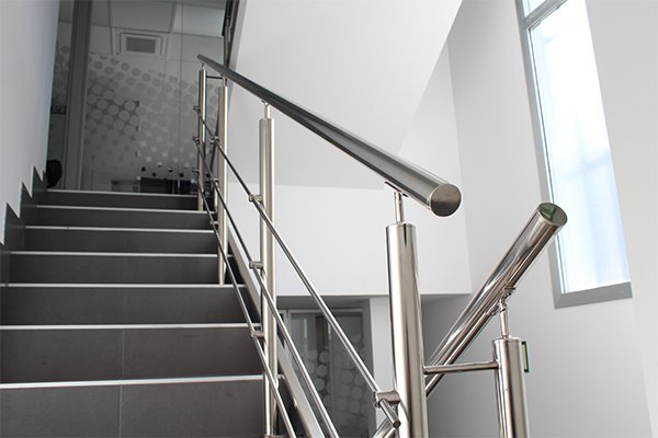 cotizacion de una barandilla de acero inoxidable en aisi 304, precio por metro cuadrado y precio de instalacion de la herreria