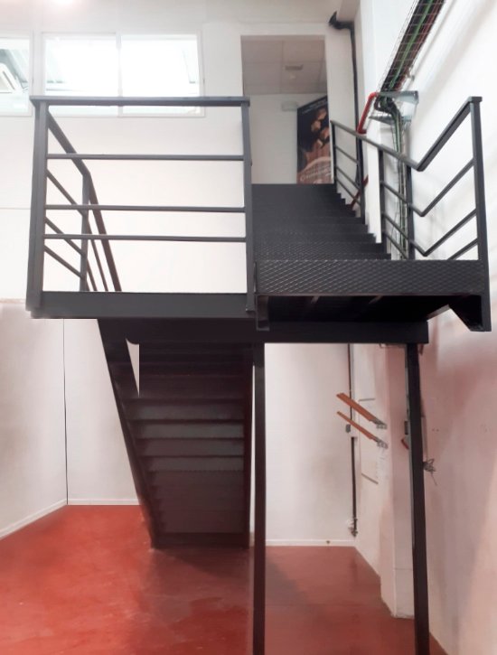 Reforma de escalera metálica en pabellón industrial de Irun