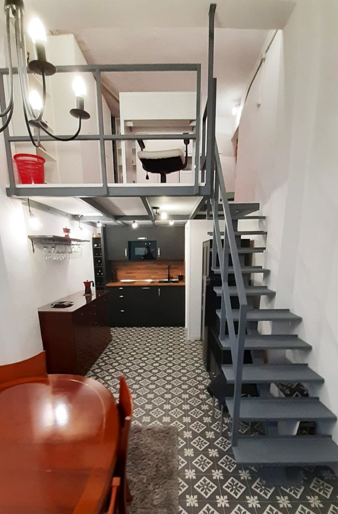 Entreplanta metálica a medida para lonja en Bilbao.