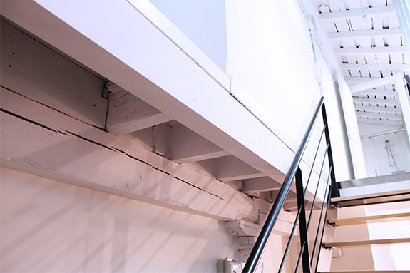 Escalera modelo “San Martin”: recta con zancas laterales.