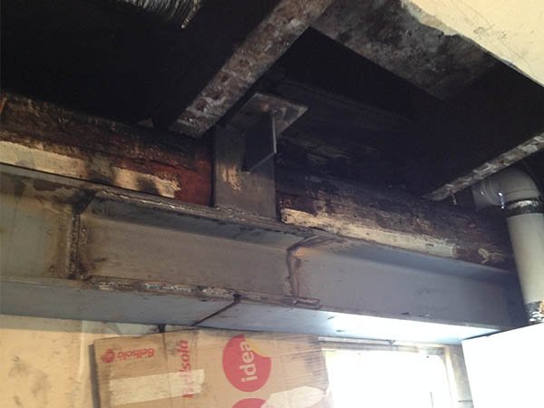 vigas de hierro para reforzar estructuras de viviendas de madera