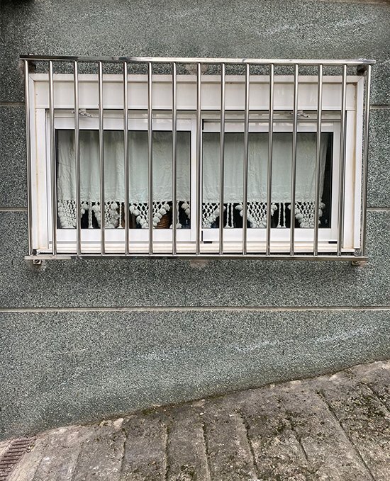 Trabajos en acero inoxidable AISI 316 en vivienda de San Sebastián: barandilla y reja de seguridad.