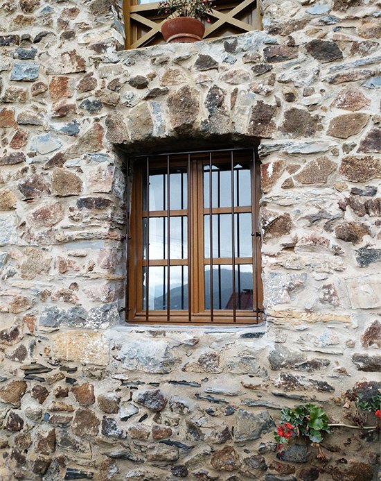 rejas_de_hierro_para_ventanas_en_caserio_de_zumarraga_gipuzkoa.jpg