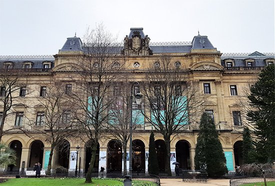 Restauración de  barandillas en el edificio de la  Diputación Foral de Gipuzkoa.