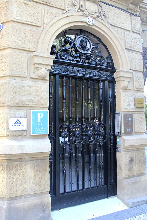 Restauración de puerta para comunidad de vecinos Easo 31 de San Sebastián.