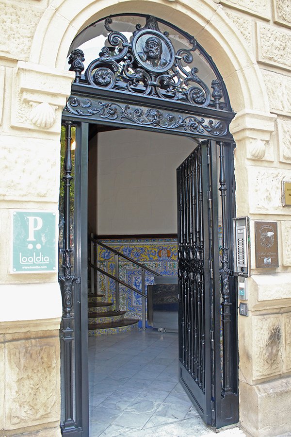 restauracion_de_puerta_metalica_historia_en_el_centro_de_san_sebastian_herreros.jpg