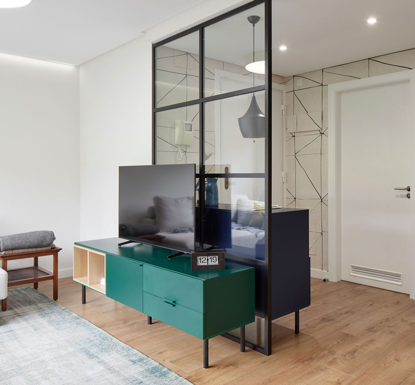 separadores de ambientes con vidriera de acero y vidrio. fotografias de interiorismo