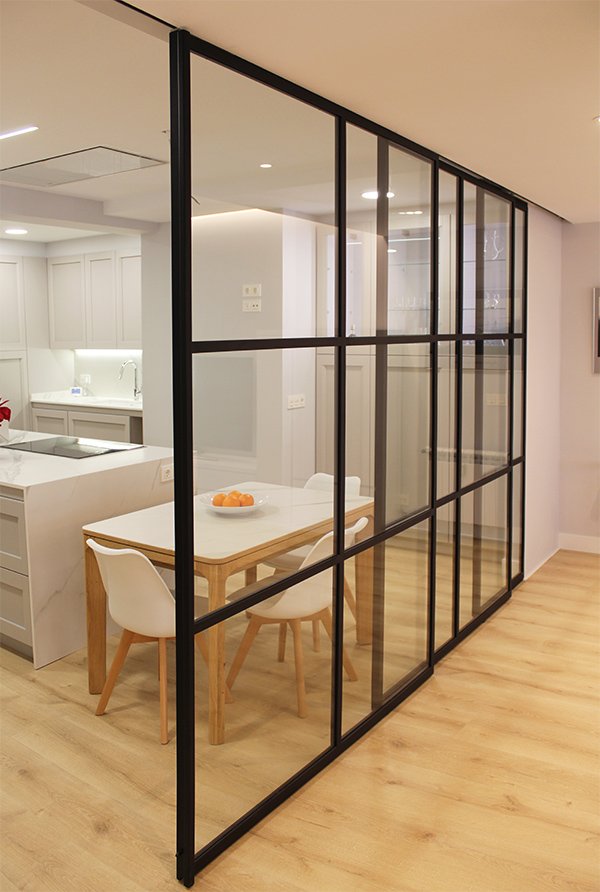 separadores_de_diseo_entre_salon_y_cocina_metal_y_vidrio_y_junquillos.jpg