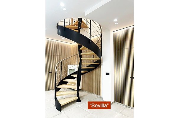 Escalera modelo “Elgeta”: estructura helicoidal pintada en blanco