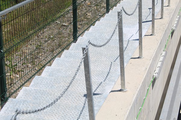 soluciones de herreria en escaleras para las escaleras de emergencia del ascensor inclinado de Morlans en san sebastian