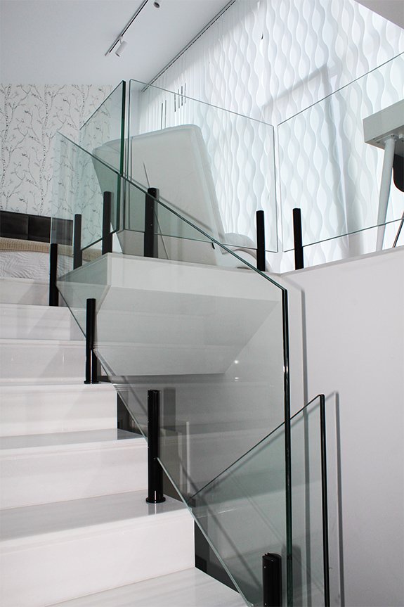 El equipo de Ibarkalde ha instalado estas barandillas de vidrio templado mediante unos innovadores postes metalicos de acero al carbono, lacados en color negro. Una solucion economica y eficaz para colocar barandillas de vidrio de forma fácil y sin riesgos. Descubre nuestros accesorios para barandillas de vidrio