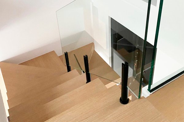 empresas fabricantes de accesorios de barandillas de vidrio, postes de hierro lacados en negro. Accesorios elegantes para barandillas