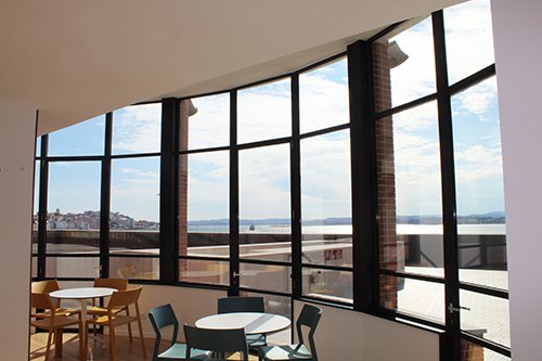 tabakalera_de_santander_ventanas_jansen_con_vistas_al_mar.jpg