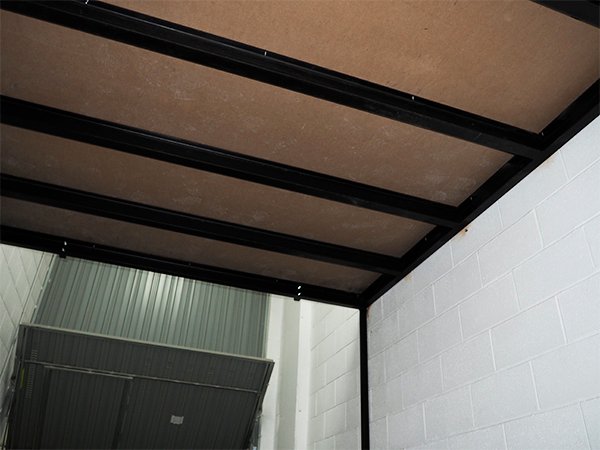 Entreplanta para garaje, con escalera y barandilla de seguridad.