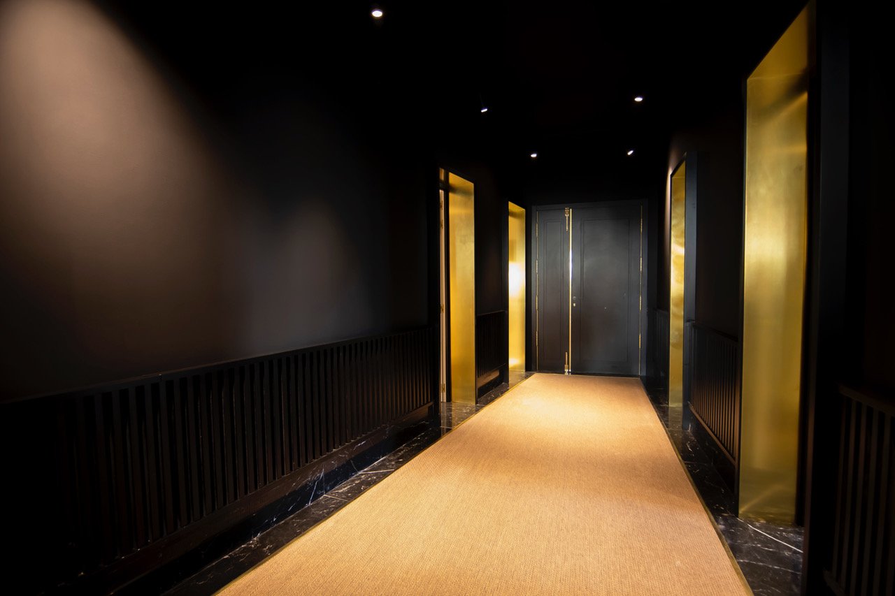 Proyecto de chapas de latón en reforma de oficinas.