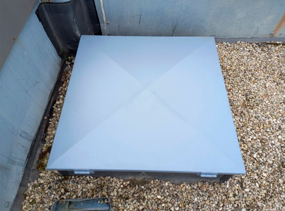 Trampilla para acceso a azotea con sistema de apertura mediante pistones