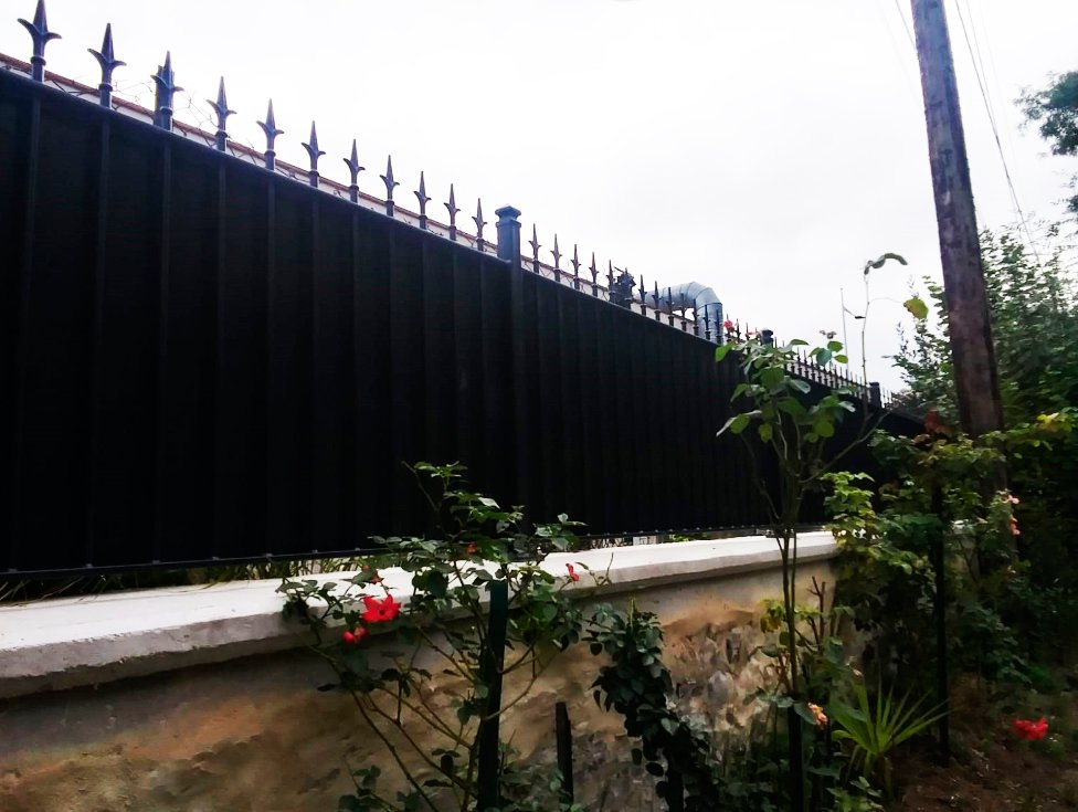 Cerramiento metálico de 84 metros lineales para parcela privada en Bayona.