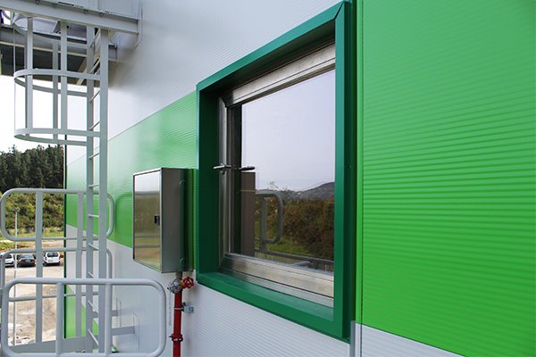 ventanas_con_perfil_jansen_en_la_incineradora_de_zubieta_planta_tratamiento_biologico.jpg