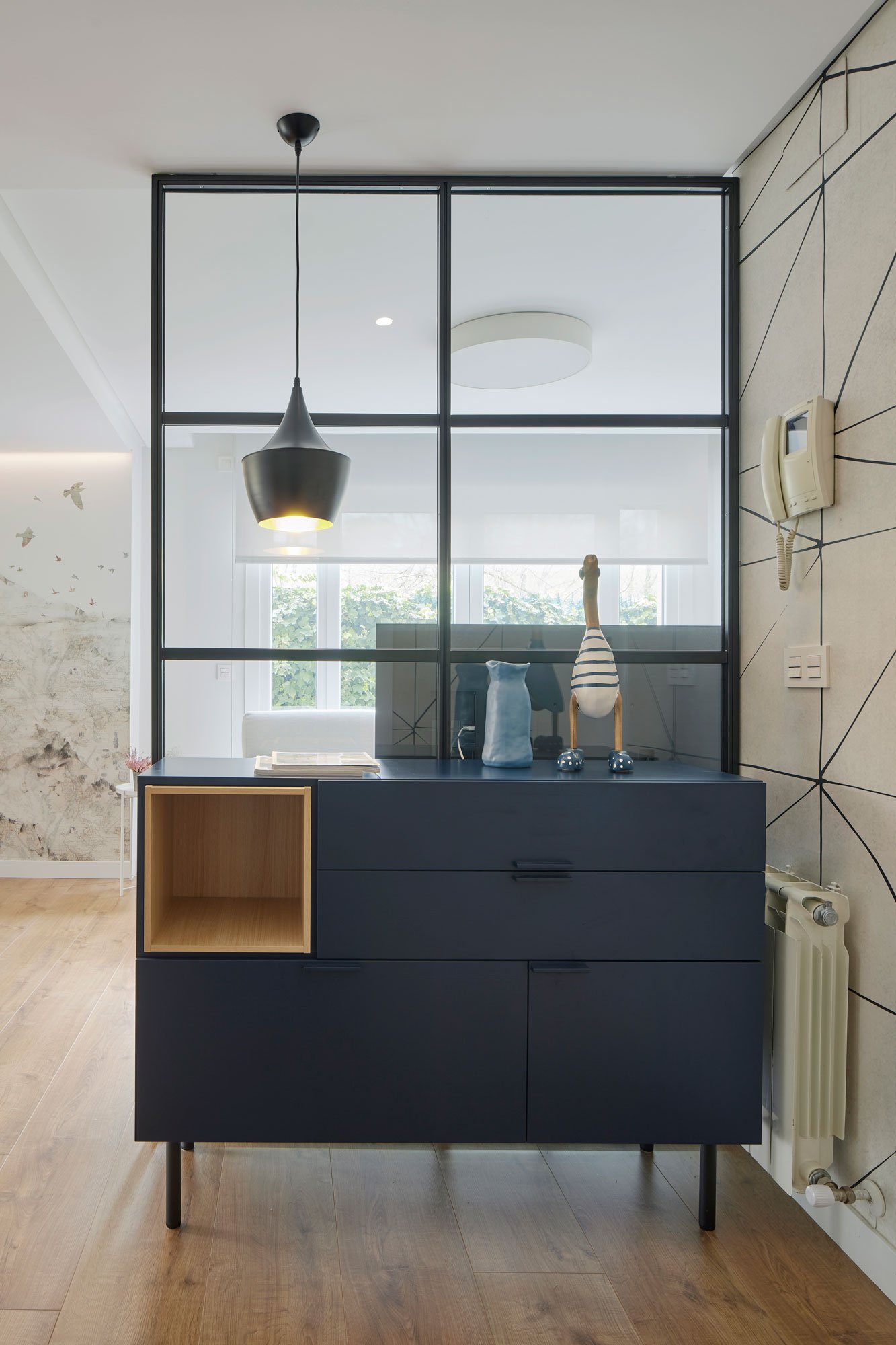 separador en acero y vidrio en reforma de piso en andoain para gunartea